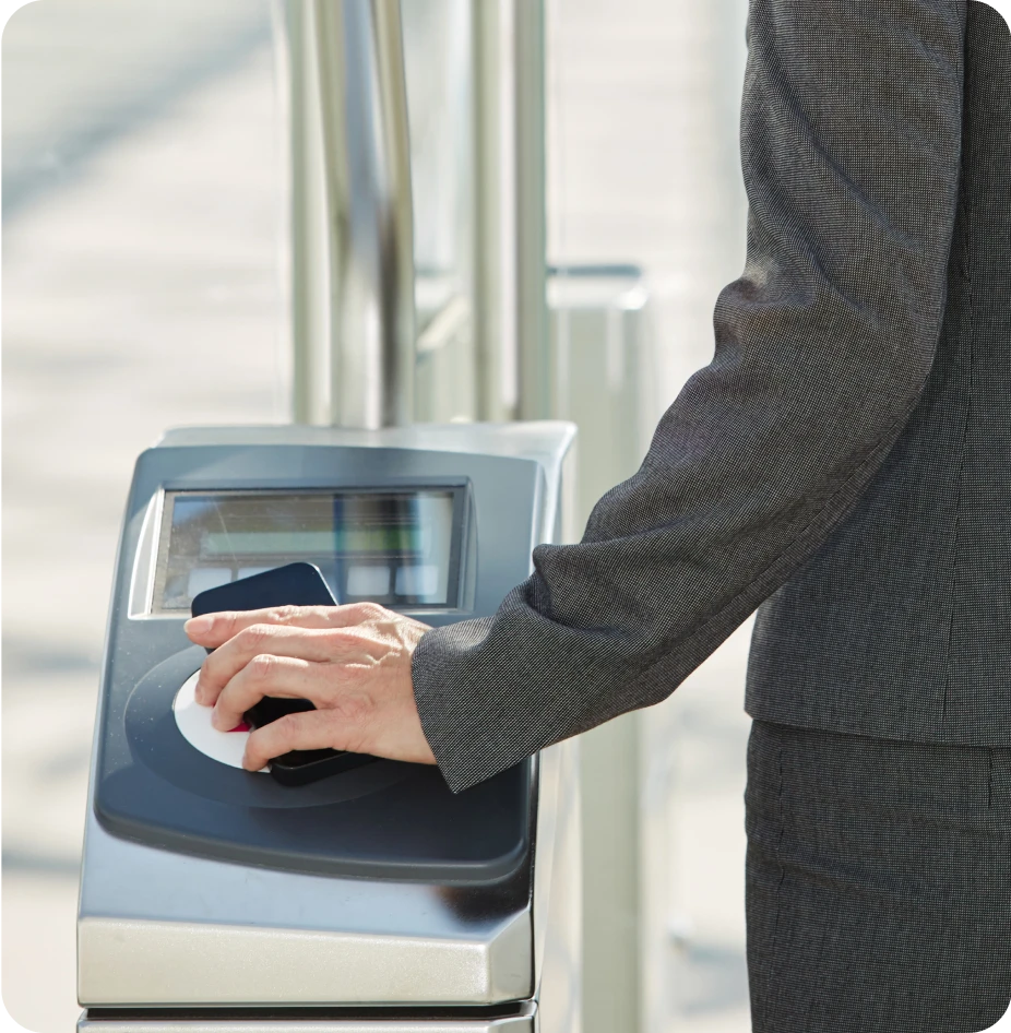 Employé ou intérimaire scannant son QR code pour rentrer dans les locaux grâce à TeamTIM, la solution RH