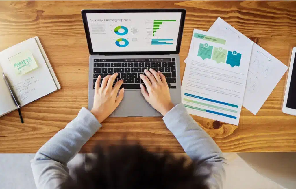 Une femme analysant des KPI (chiffres-clés)