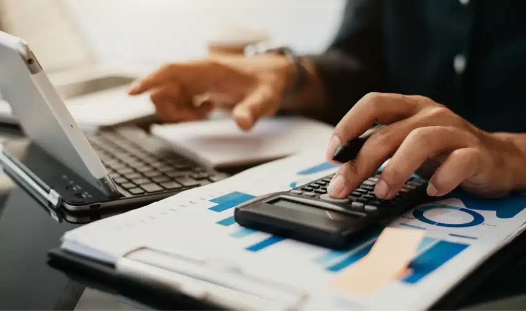 Un homme en train de s'occuper de la préfacturation